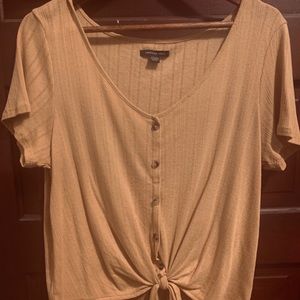 Super cute crop top w/ tie front